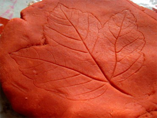 natachabeim's tweet photo. My Leaf Prints on Play Dough activity seems quite simple but your child can gain fine motor skills, learn math, and learn about natural science! Plus, you'll need an outdoor walk to collect the leaves, which gives you both a chance to connect with nature. https://t.co/bCQXZpR5CE https://t.co/5rZoSqplXK