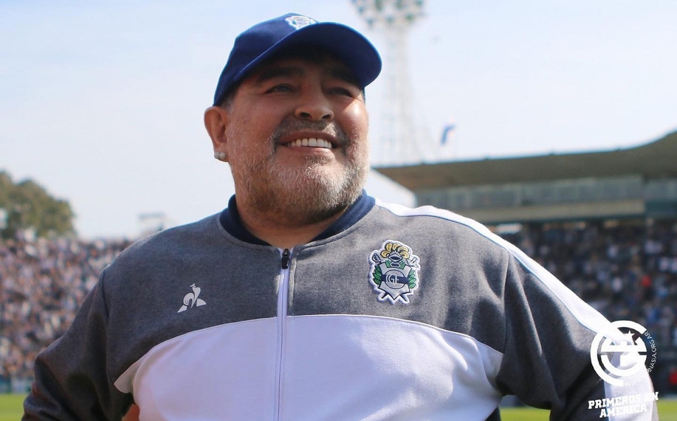 Angelalerena's tweet photo. Dicen que Diego murió solo y se nos parte el alma, pero Diego murió trabajando como técnico de un equipo argentino. Tuvo un año de homenajes, reconocimiento, amor. Estuvo cerca de la pelota. Se murió adentro del fútbol, no afuera. Gracias para siempre por eso, @gimnasiaoficial. https://t.co/svjYQSzUIM