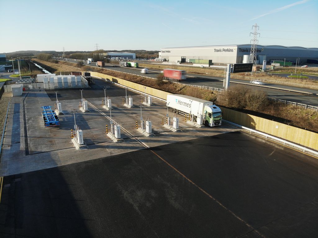 CNG_FUELS's tweet photo. Our new #Biomethane #CNG station in Warrington on the M62 can refuel 800 HGVs daily. 

We're helping haulage decarbonise to reach #netzero 🌿🚛 
https://t.co/ZsnxnykupS https://t.co/KL44GeRaYL
