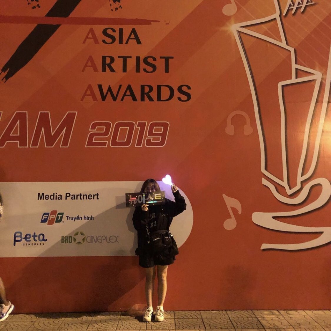 Linh_leo_2k's tweet photo. #AAA2019 #NUEST #NUESTinVIETNAM  Nhớ mọi người quáaaa❤️❤️❤️ https://t.co/Mw42jIbwX8