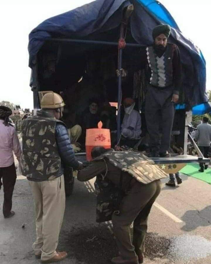 bhagwanmeena53's tweet photo. किसान का दिल देखो.. 
जो जवान किसान पर लाटी चला रहा हैं, रास्ता रोक रहा है, वह उसे भी पानी पिला रहा हैं।
जय किसान https://t.co/s4TTVlN1o3