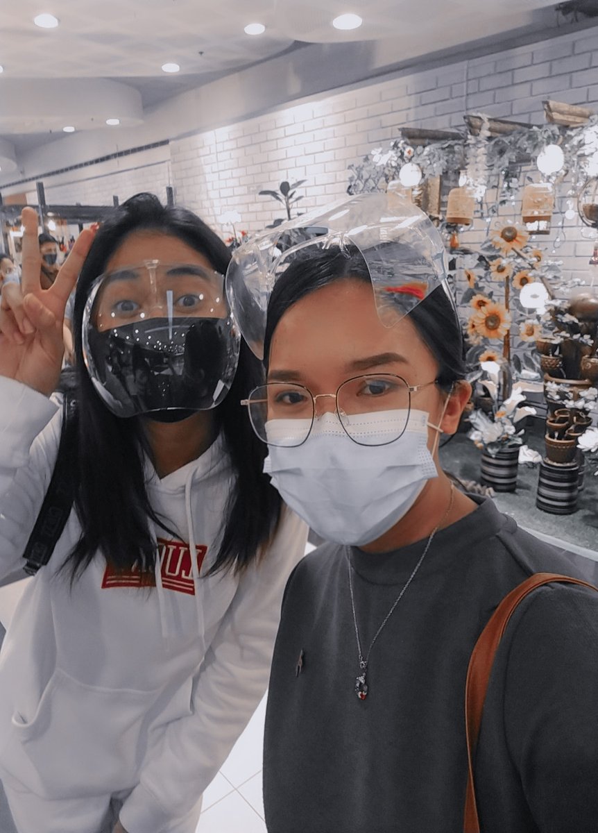 yourbabymax's tweet photo. OMG! UNEXPECTEDLY I MET HER😭 @phamswing THANKYOU SO MUCH POM ILOVEYOU❣️ #imaFan #phamswing https://t.co/cEME6eSfrN