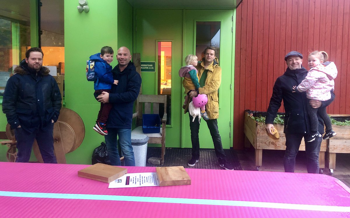 Het rommelt in Oudwijk! Vier vaders voeren actie tegen sluiting van peuterspeelplaats Rommelpot. Staat het belang van de kinderen voorop, of de centjes? En welke rol speelt <a href="/GemeenteUtrecht/">Gemeente Utrecht</a> ... facebook.com/18757762465011… <a href="/EricRoeske/">Eric Roeske</a> <a href="/KoningFloor/">Floor de Koning</a> @RachelStreefla1 <a href="/EllenBijster/">Ellen Bijsterbosch</a>