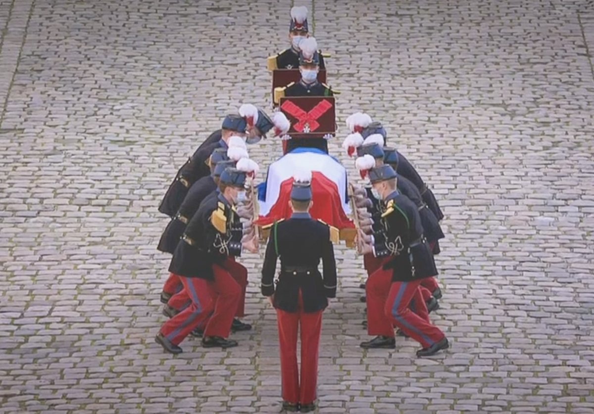 SaintCyrCoet's tweet photo. Hommage national à Daniel Cordier. 
1er Bataillon de France  - Promo #CompagnonsDeLaLiberation - présent à vos côtés. Votre engagement au service de la France est pour nous un exemple. #EnLeurSouvenir 
@cdll_esm  @paroles_la @O2LaLiberation https://t.co/KKSFM9UVep