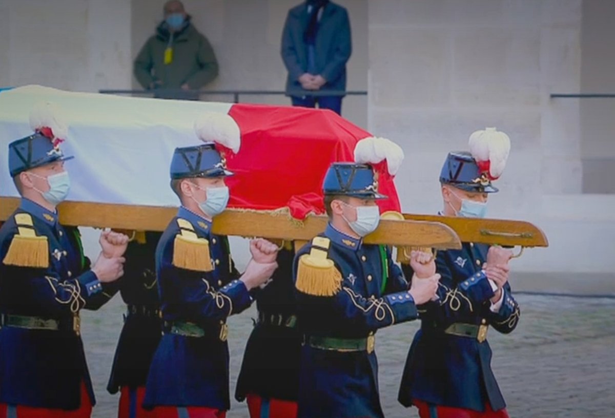 SaintCyrCoet's tweet photo. Hommage national à Daniel Cordier. 
1er Bataillon de France  - Promo #CompagnonsDeLaLiberation - présent à vos côtés. Votre engagement au service de la France est pour nous un exemple. #EnLeurSouvenir 
@cdll_esm  @paroles_la @O2LaLiberation https://t.co/KKSFM9UVep