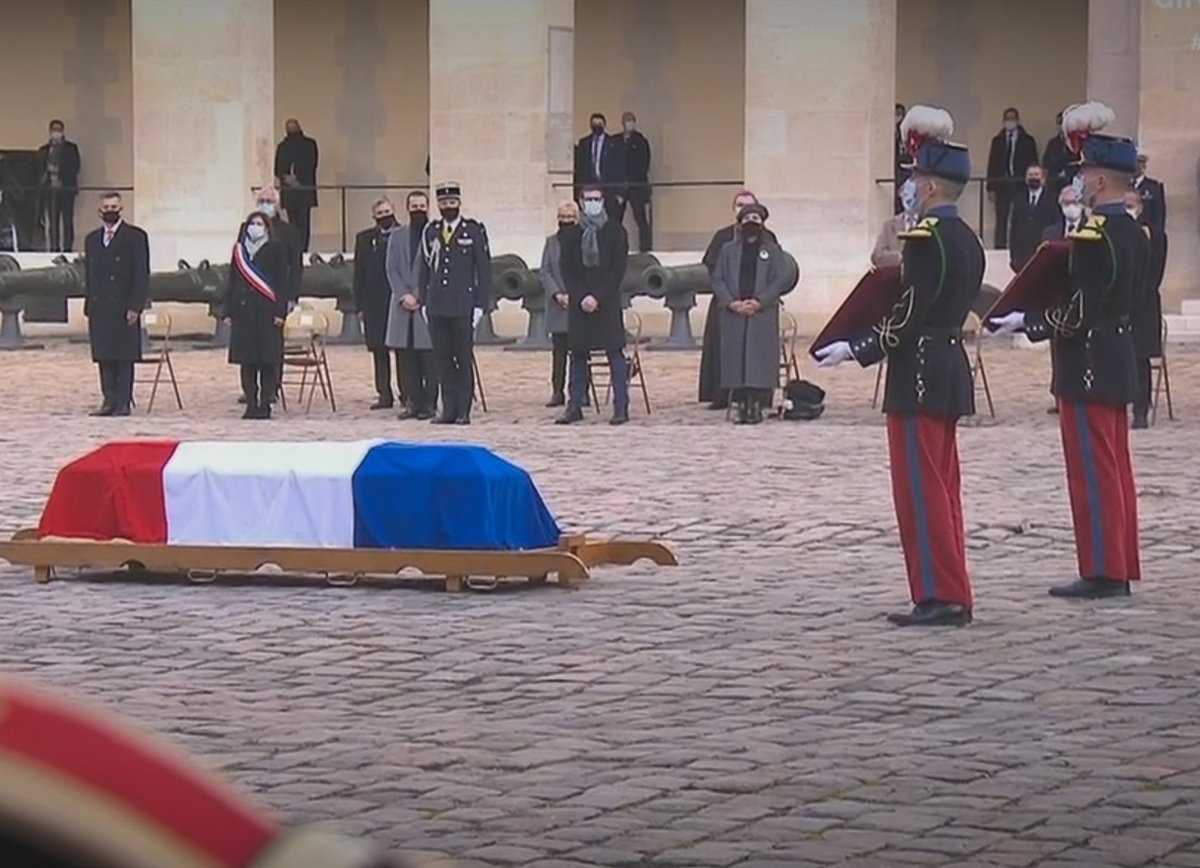 SaintCyrCoet's tweet photo. Hommage national à Daniel Cordier. 
1er Bataillon de France  - Promo #CompagnonsDeLaLiberation - présent à vos côtés. Votre engagement au service de la France est pour nous un exemple. #EnLeurSouvenir 
@cdll_esm  @paroles_la @O2LaLiberation https://t.co/KKSFM9UVep