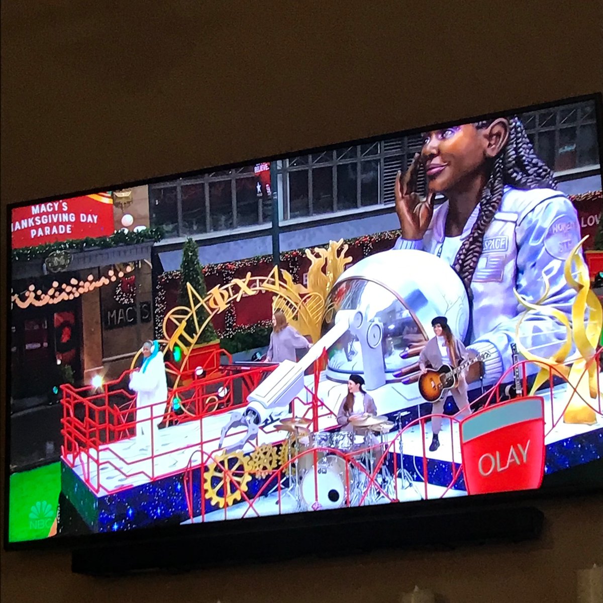 TracyLVecc's tweet photo. Women in stem made it to the Thanksgiving day parade!! High five ladies! 👏 https://t.co/NOnbzGd9SW