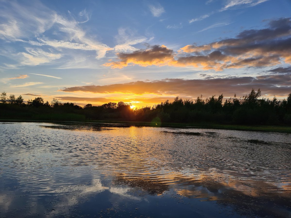 LifeThruALens1's tweet photo. Sunset over the local nature reserve
#sunset #sunsetphoto #eveningsun #waterreflection #naturereserve #skyreflection #yorkshire #colours #landscape #landscapephotography #westyorkshire #nature #naturephotography #naturephotographer #natureisbeautiful #natureisamazing https://t.co/aAP46jc2lF