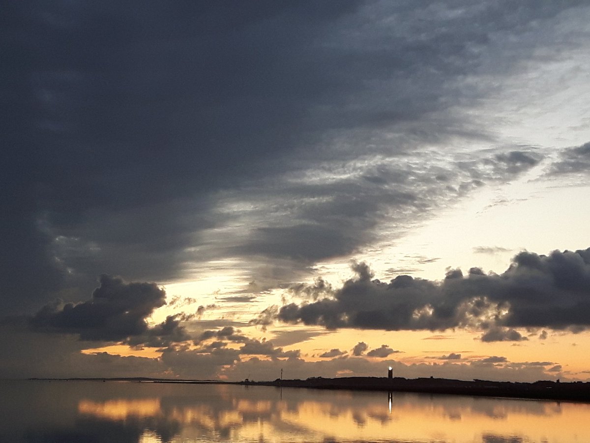 Sjoukjehamstra1's tweet photo. De avond valt over het wad....
#Terschelling #zonsondergang #wolkenlucht #windstilte #vuurtoren @waddentweets @terschellingvvv @BuienRadarNL @WNLVandaag @pietsweer https://t.co/fKnqVU3RUH