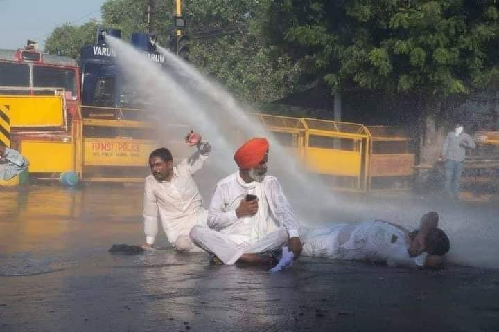 Kingranjan2601's tweet photo. The Constitutional Rights of the farmers are being crushed by the @BJP4India on #ConstitutionDay2020. It’s shocking to see the provider of the nation handled in such an inhumane way. Water canons are being used on them in sheer cold wave. #FarmersProtest #DilliChalo https://t.co/4Fe0dLqM5C