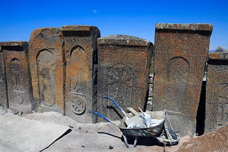 AcknerEzra's tweet photo. One of these joints manufacturing fake “ancient Armenian artifacts” is presumably located by Caucasian Albania’s Amaras Monastery in Sos, #Khojavend district, the other in #Kalbajar district. #Armenia at its best. 2/2 https://t.co/VGPhmEU4Gq