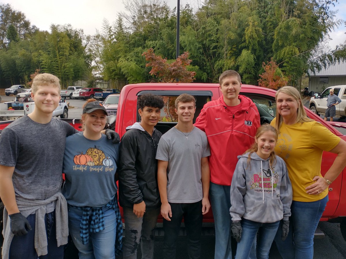 Thankful for players and parents that got up early this morning to help pack and deliver over 1300 Thanksgiving meals to the west Georgia area. 
Happy Thanksgiving! 
<a href="/bowdonrecruits/">Bowdon High School Football/Athlete Recruiting</a> <a href="/scottkcowart44/">Scott K. Cowart</a> <a href="/BowdonHiBooster/">Bowdon High Booster</a> <a href="/bowdon_baseball/">ʙᴏᴡᴅᴏɴ ʙᴀsᴇʙᴀʟʟ</a> <a href="/GradickSports/">Gradick Sports</a> <a href="/TGeorgianSports/">Times-Georgian Sports</a> <a href="/KyleSandy355/">Kyle Sandy</a>