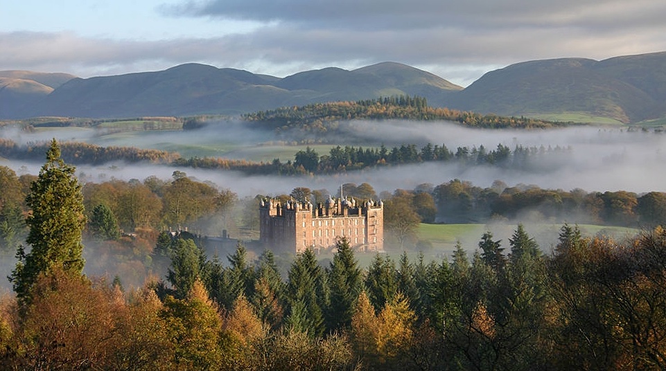 ScotlandFilming's tweet photo. Happy Thanksgiving from Scotland.  This is Drumlanrig Castle in beautiful Dumfrieshire in the South of Scotland.  It has also been used for filming by @Outlander_STARZ.  Anyone able to tell me what episode it appeared in? #Thanksgiving #Thanksgiving2020 #Outlander https://t.co/hZirmgPGIc