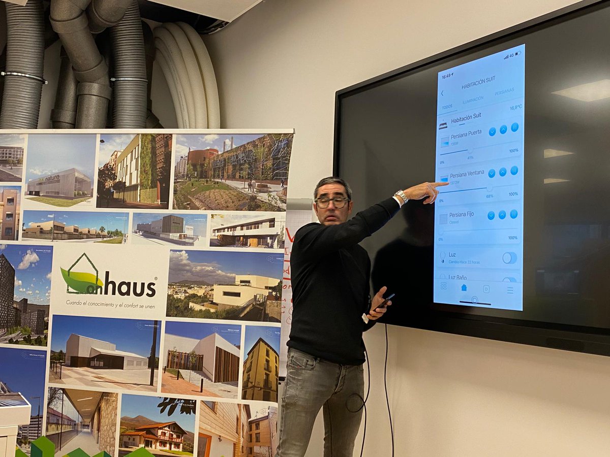 GriesserIB's tweet photo. Marc Soler CEO de @Buodomotica y Responsable de #BUOSat explicando los beneficios de la integración de las #persianas #Griesser dentro de un sistema #SmartHome Zwave, en la formación para nuestro Partner @on_haus en la @traininghausfnc. 

#Griesser #GriesserSAT #ProtecciónSolar https://t.co/ofQGm0pz8U