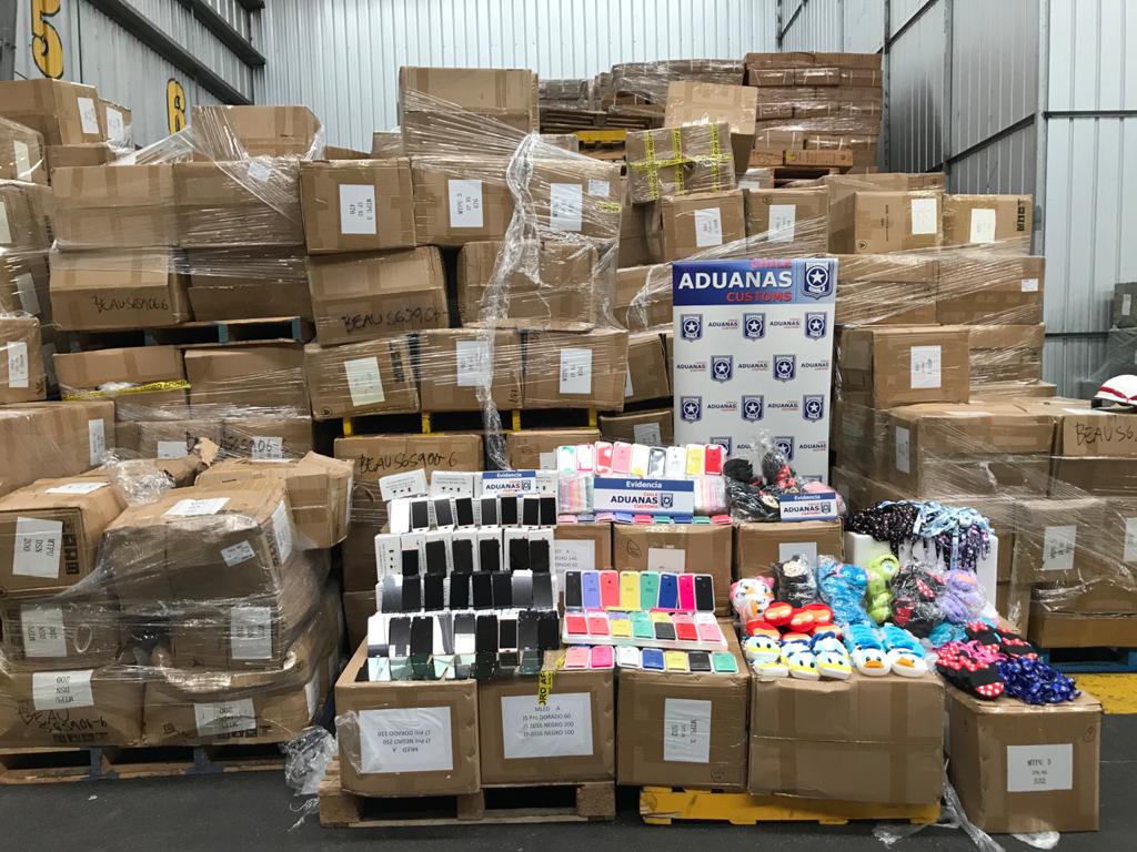 AduanaCL's tweet photo. En #SanAntonio @AduanaCL decomisa 186.756 accesorios de celulares de alta gama falsificados #Apple y #Samsung y más de 5 mil carteras con imágenes #Disney.

Detalles 👉 https://t.co/nVghjftdHd

#AduanaTeProtege
@SubseHacienda 
@inapichile 
@OCIChile 
@CamaraNacional 
@SociosCCS https://t.co/2DEGyYsfxF