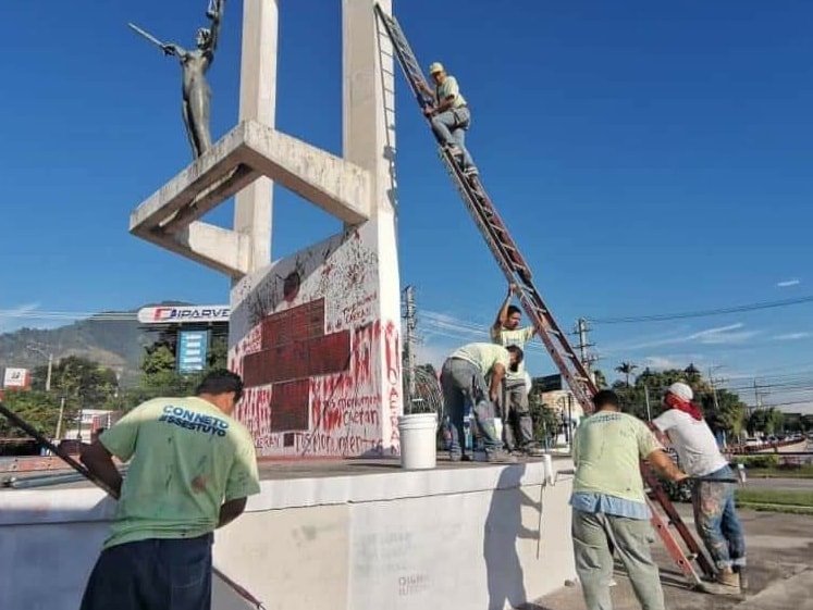 aguiarlines's tweet photo. ¡Calma pueblo! Para todos los que no durmieron de la indignación porque mancharon el monumento a la Constitución: ya lo están pintando. La paz ha sido restablecida ☮️, El Salvador es un país seguro de nuevo. 😌 https://t.co/LodXoEdsTc