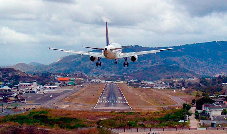 juandiegozelaya's tweet photo. El día de hoy presente iniciativa de ley para que Toncontin siga operando con vuelos ✈️ internacionales. Si se paran o cierran los vuelos internacionales que sea por las fuerzas del mercado (oferta y demanda) y no por las cláusulas de un contrato. #amomicapital #defiendotoncontin https://t.co/U4EJad3sVN