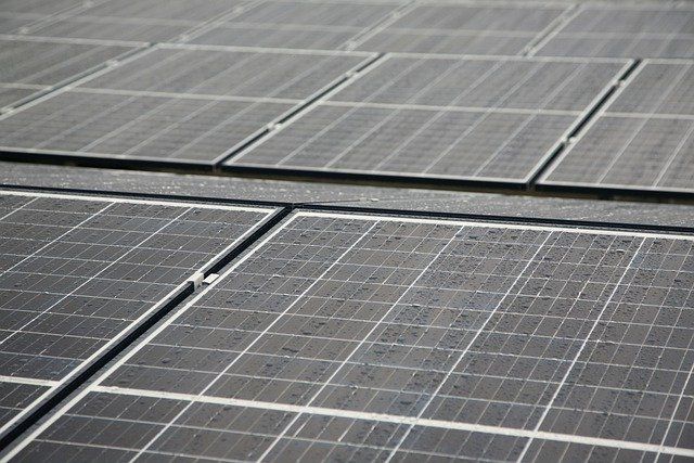 Chinese renewables company <a href="/ReneSola/">ReneSola</a> has closed the sale of a 4.3 MW rooftop solar portfolio in the UK to AtmosClear Investments, a European renewable energy and cleantech private equity firm.
cleanenergypipeline.com/news/renesola-…