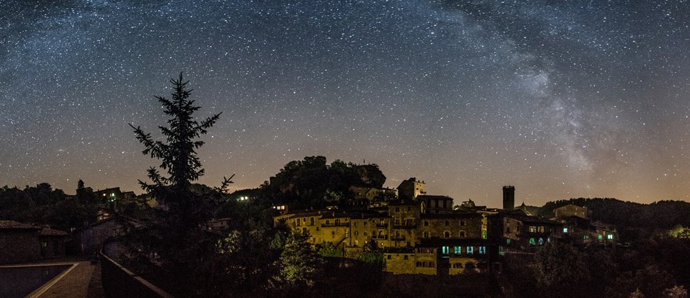 diba's tweet photo. 💫Felicitem @rupitipruit per rebre amb el nostre suport tècnic el distintiu Espai amb Cel Nocturn de Qualitat!

S'atorga a municipis amb bones condicions per gaudir del medi natural nocturn i compromís per un enllumenat equilibrat #ODSDiba #Som311

✅https://t.co/8kGnv1bGe1 https://t.co/KVUYtvvjOi