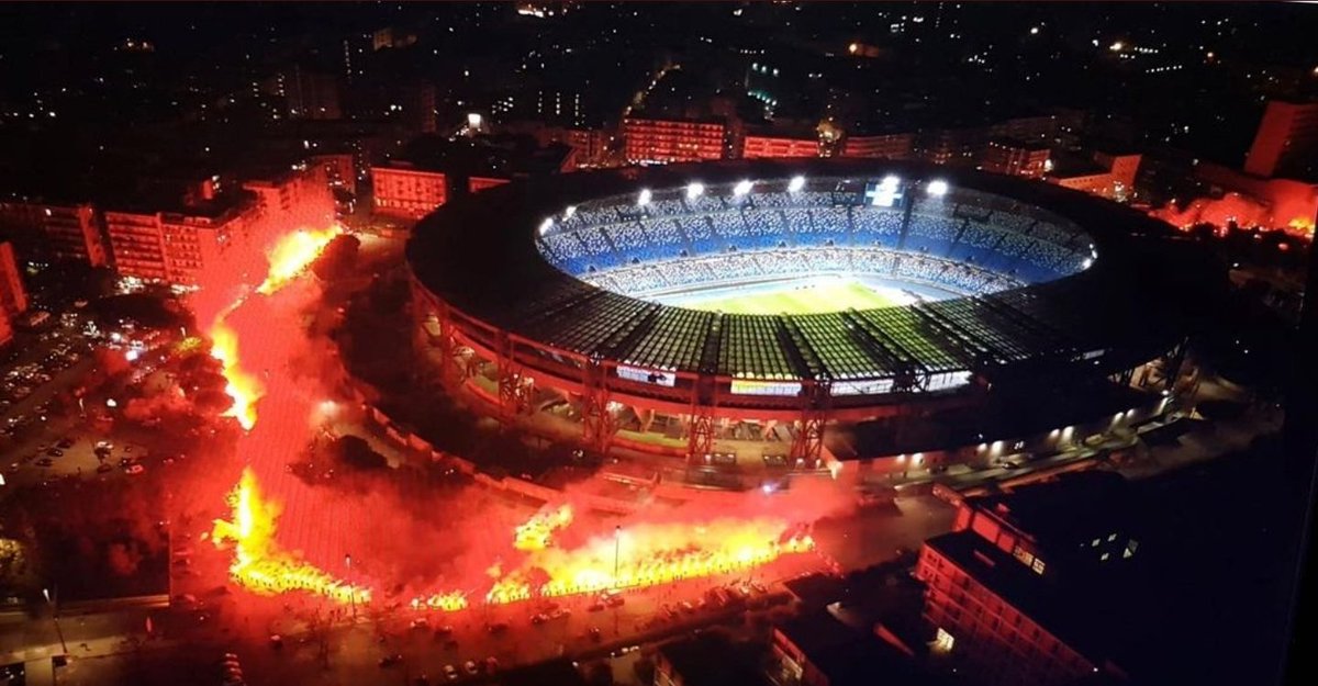 sergiotex72's tweet photo. Nápoles 🇮🇹
É assim que se despede uma cidade que nunca esquecerá o seu herói... #Diegito #Maradona https://t.co/Q5nUf5ICv7