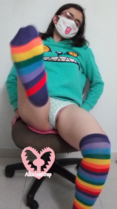 Come lick my feet, let's see if it taste as good as it looks ;3 

Also, happy thanksgiving for all the