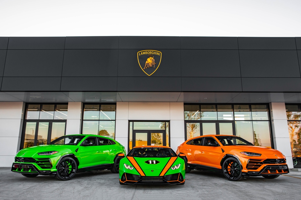 Lamborghini_NB's tweet photo. Happy Thanksgiving from the Lamborghini Newport Beach family to yours! 🦃

#Lamborghini #LamborghiniNB #LamborghiniNewportBeach #NewportBeach #Thanksgiving #HappyThanksgiving #EVOGT #Huracan #Urus #VerdeMantis #ArancioBorealis https://t.co/cmbRa9kMQL