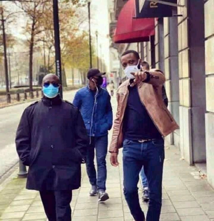 #Piqûre

Voici le digne fils de Ferké dans une rue parisienne.

Le mandat d'arrêt lancé par le régime illégal D'Abidjan  contre Guillaume SORO a été déchiré par la justice Française.

Y'a Dieu dedans 👊🏾👊🏾👊🏾