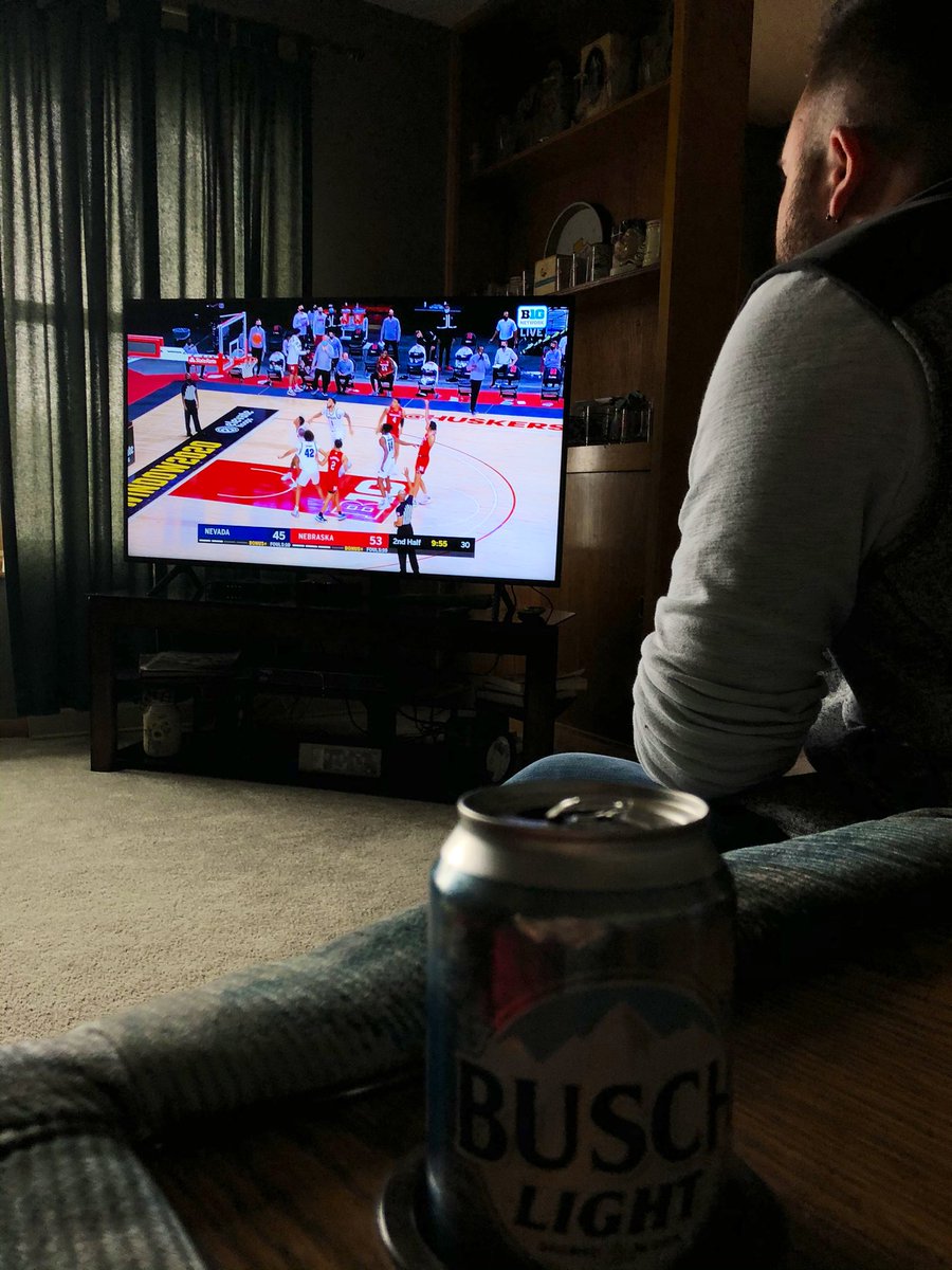 CoryelleThomas's tweet photo. Washing down dinner with a busch light and #goldenwindow2020. https://t.co/piBmdVvtJ6