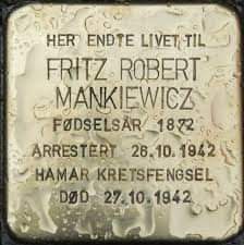 lundemo's tweet image. Fritz Robert Mankiewicz flyktet fra Tyskland i 1939 og bodde hos familien Christie på Vidarshov utenfor Hamar da han ble arrestert i 1942. På cella i Hamar fengsel tok han en giftpille han hadde skjult i ringen sin. #aldriglemme #snublestein