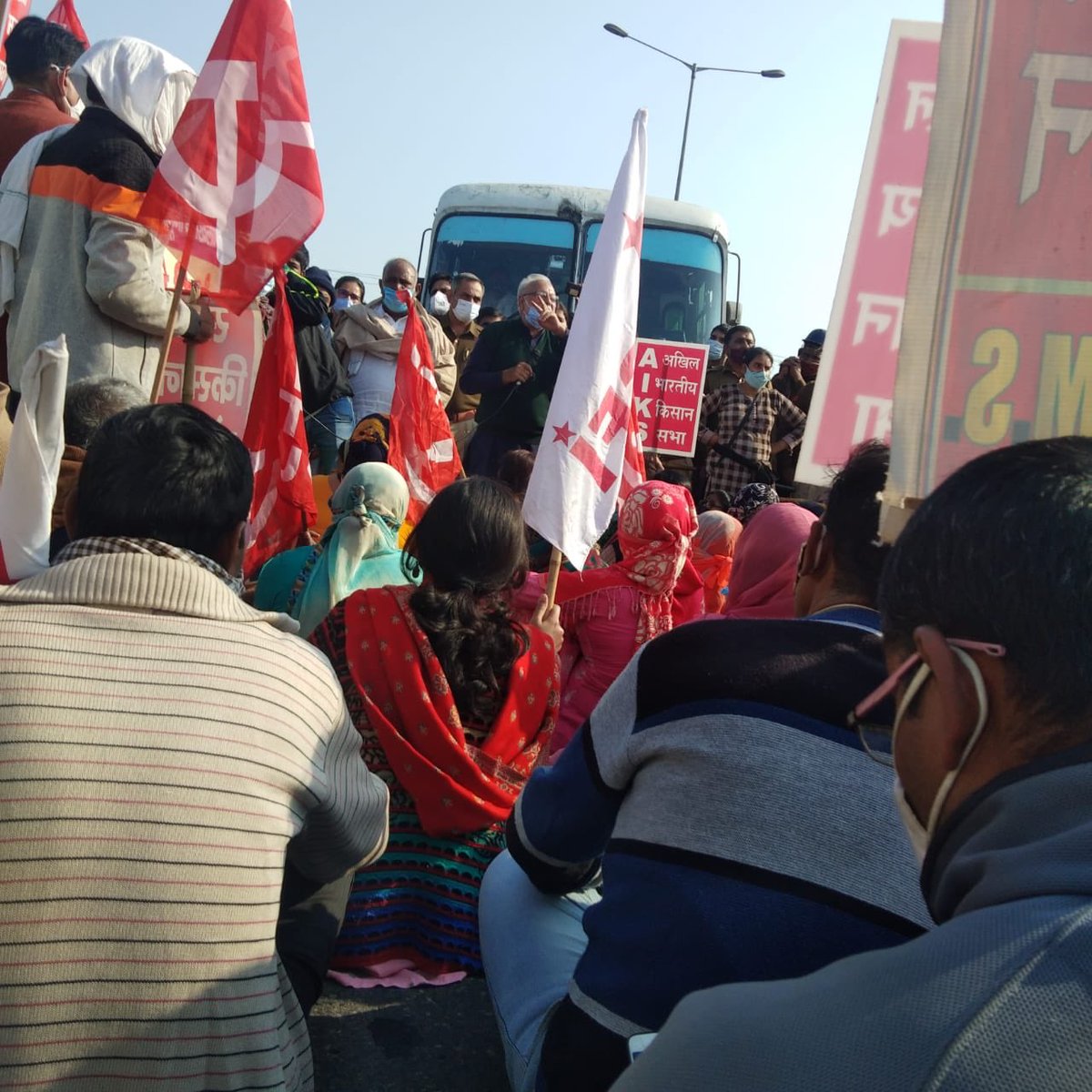 . @KisanSabha protests in BJP-ruled Haryana have been massive. This despite mass illegal detention of leaders of several farmers Unions two days prior to  #MazdoorKisanStrike The govt submits to the Haryana High Court that they were preempting "criminal activity". (10/n)