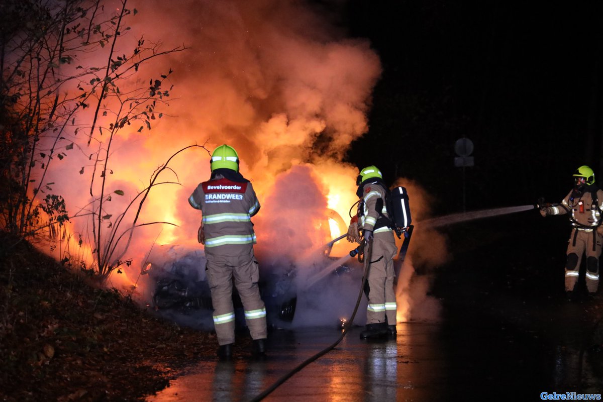 Auto in brand gestoken na vermoedelijk ongeval -..