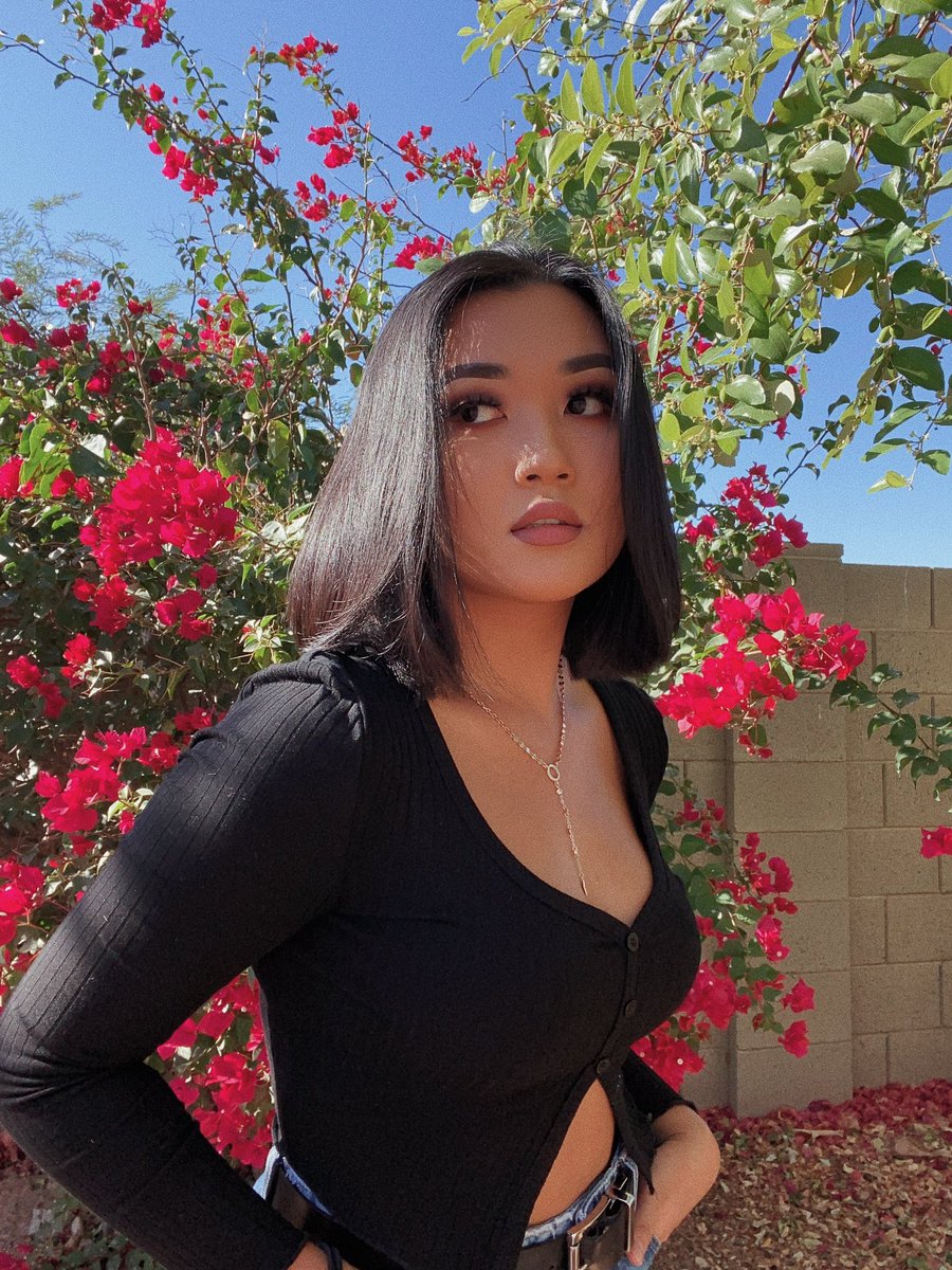 annanarin11's tweet photo. what if we kissed in front of the bougainvillea? https://t.co/MZ6iCulSrh