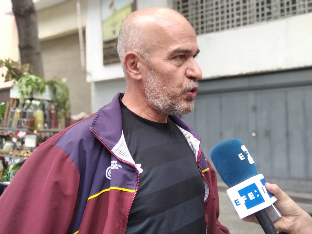 #26Nov/ Nuestros cámaradas Ares Di fazio y organizaciones de la APR, exigen frente al BCV  se rescate nuestra soberanía monetaria mediante políticas que favorezcan el fortalecimiento de nuestra moneda y el control de cambio
#UTAC
#VotaPCV 
#JusticiaParaPinto
#LibertadParaPinto