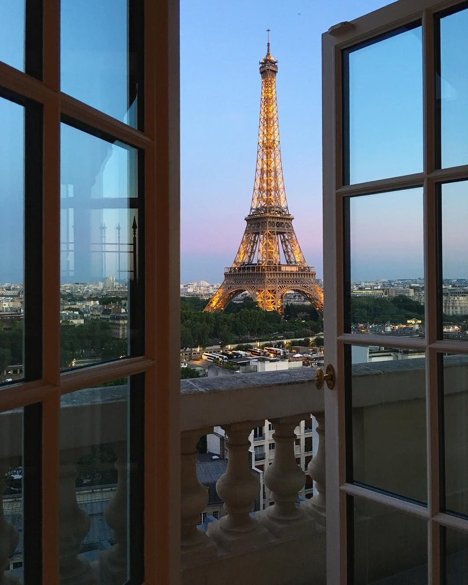 TravelHiveLive's tweet photo. Imagine waking up to a view like this. Add a place like this to your dream board. #dreamingoftravel #Paris #eiffeltower #Travel #idea https://t.co/IJ37Gnm2nx