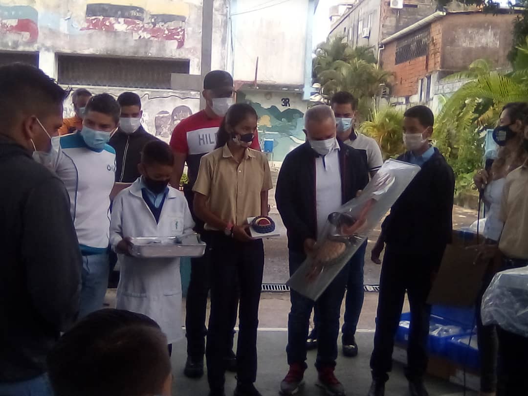 UENMIGUELANGEL's tweet photo. La @UENMIGUELANGEL agradece al @MPPEDUCACION y a la @ZonaEducTachira por el apoyo brindado a nuestros estudiantes con #Tabletas #Morrales y un #LaboratoriodeCs.👏💪👍
@charlychaves @psuvaristobulo @circuito322 @FeveemTachira @clbtachira https://t.co/yEEmmhLs36