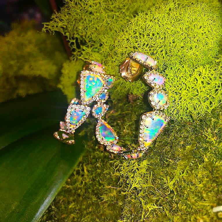 KMD_Jewelry's tweet photo. Sometimes it’s the little things that remind us how grateful we truly are 💙 Happy Thanksgiving!! #SignatureKMD Crystal Opal Hoop Earrings with Diamond Bezels in 18k Green Gold #oneofakind #ilikerocks #kimberlymcdonald #nothingsbetterthannature #EthicalLuxury #DigDeeperKMD https://t.co/hBlZSsDQr0