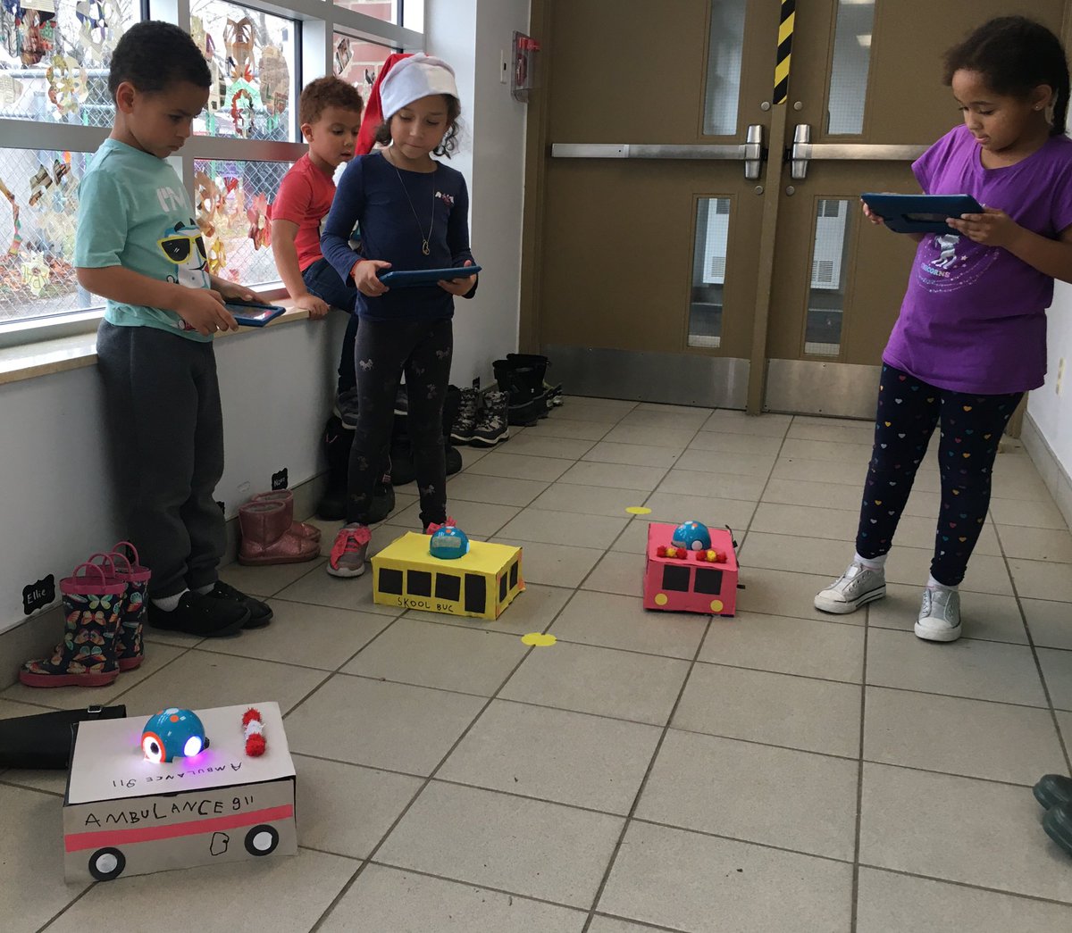 JenLoveday's tweet photo. In #FDK we made community vehicles with dash &amp; dot @lkdsb @WCPSBulldogs @owl_4_FDK 🚨🚑🚒🚌 https://t.co/CgCzVo6ULX
