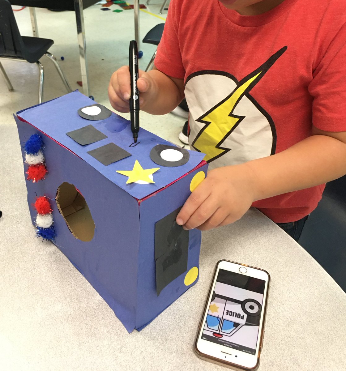 JenLoveday's tweet photo. In #FDK we made community vehicles with dash &amp; dot @lkdsb @WCPSBulldogs @owl_4_FDK 🚨🚑🚒🚌 https://t.co/CgCzVo6ULX