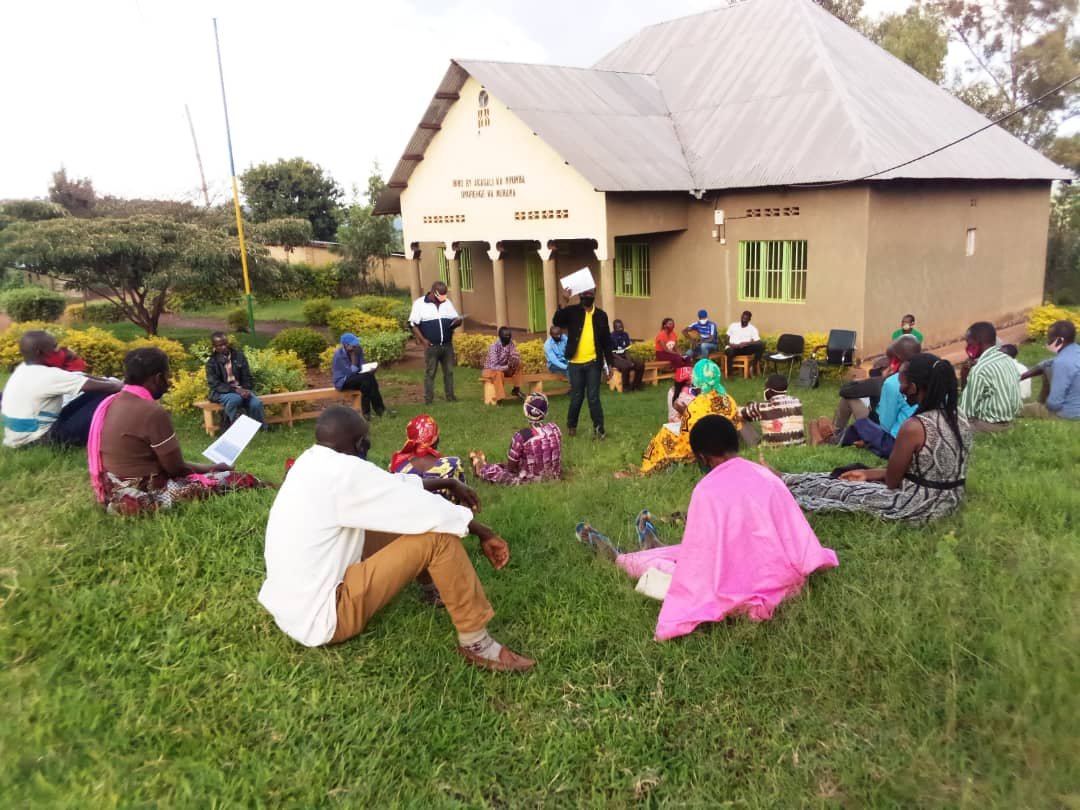 FprMurama's tweet photo. None kuwa 26/11/2020, mutugarika twose habereye amahugurwa ku Byiciro bishya by'ubudehe yitabiriwe n'abayobozi b'amasibo, abakuru b'imidugudu na ba Enumeraters. Akaba yayobowe n'abayobozi bose  b' utugari tw'umurenge wa Murama @NgomaDistrict https://t.co/958CrlhQIV