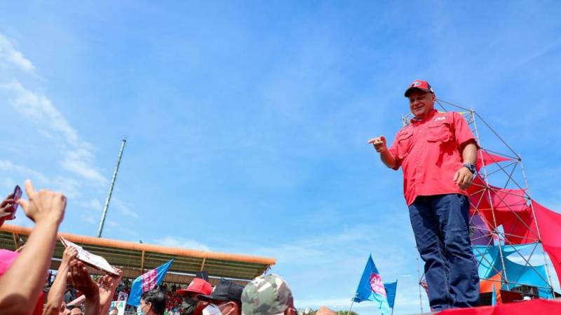 ConElMazoDando's tweet photo. Diosdado Cabello fue a La Guaira a encontrarse con las Fuerzas Revolucionarias https://t.co/L2jquEL0LI  #6DBolivarYChavezPaLaAsamblea https://t.co/EbKUdcyKER