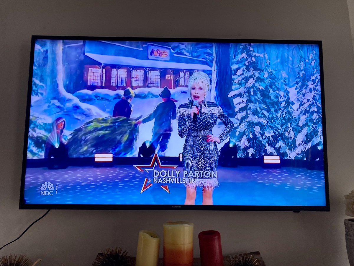 NOW it’s Thanksgiving!!! Great #MacysThanksgivingParade 👏🏼👏🏼 Thanks <a href="/DollyParton/">Dolly Parton</a> 💕 Happy Thanksgiving to all my followers! 😘