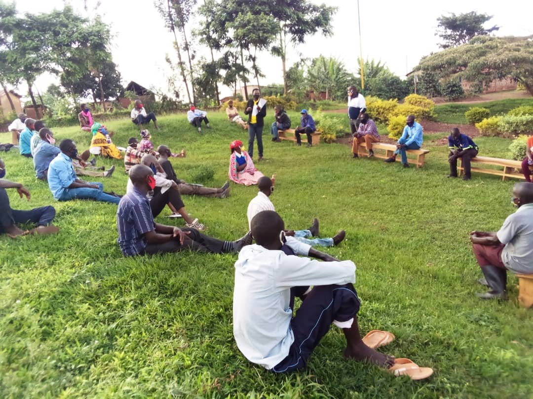FprMurama's tweet photo. None kuwa 26/11/2020, mutugarika twose habereye amahugurwa ku Byiciro bishya by'ubudehe yitabiriwe n'abayobozi b'amasibo, abakuru b'imidugudu na ba Enumeraters. Akaba yayobowe n'abayobozi bose  b' utugari tw'umurenge wa Murama @NgomaDistrict https://t.co/958CrlhQIV