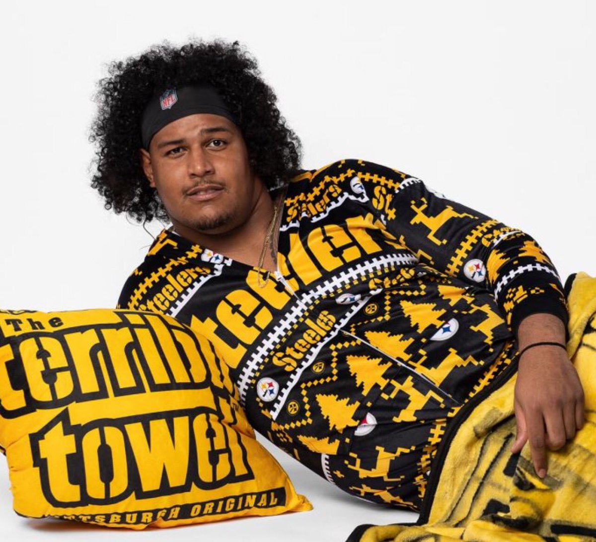 JoeyMulinaro's tweet photo. How I’ll be cuddled up tonight watching Christmas vacation with no Steelers on https://t.co/l6gUeeBi0x