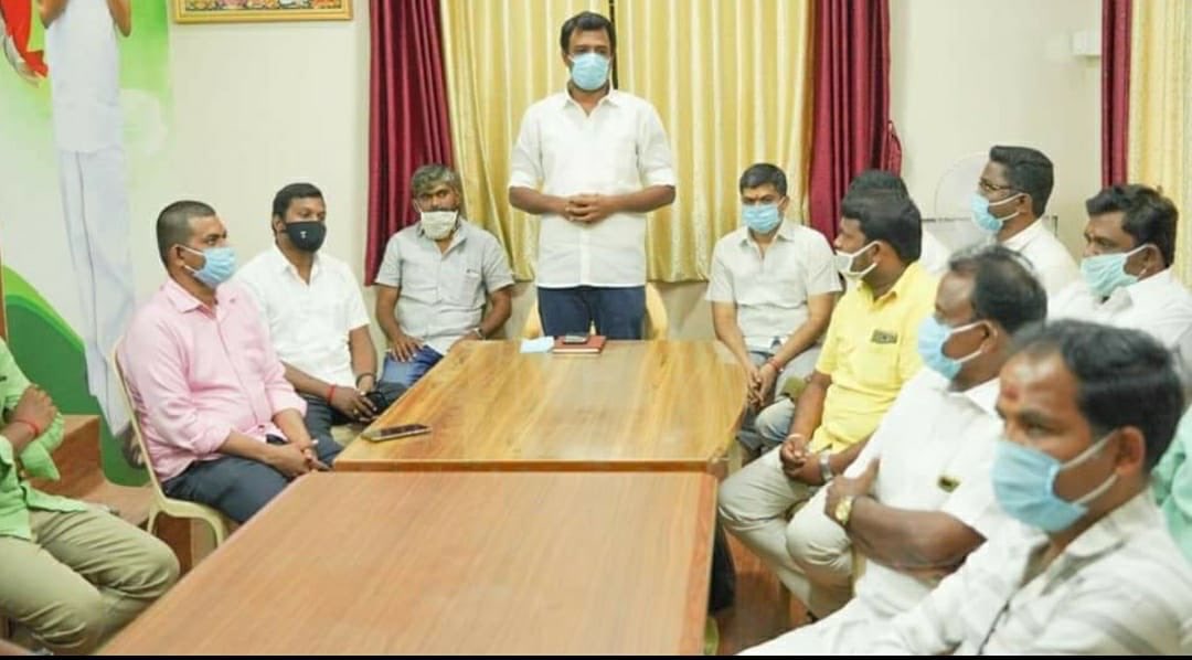 EPSTamilNadu's tweet photo. சமூக வலைதளங்களின் மூலமாக, நிவர் புயலால் பாதிக்கப்பட்ட மக்களுக்கு உதவி வரும் கோவை மண்டல தகவல் தொழில்நுட்ப பிரிவு செயலாளர் @RamaAIADMK அவர்களுக்கும் மற்றும் அவர் அணியினர்க்கும் எனது பாராட்டுக்களை தெரிவித்துக் கொள்கிறேன். https://t.co/ZFhkyXHYJA