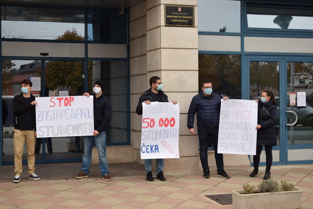 fmsdpzg's tweet photo. ��Danas je Forum mladih SDP-a Hrvatska odrzao performans ispred Ministarstva znanosti i obrazovanja•

🖇STOP zastrašivanju studenata!
🖇Preko 50 000 čeka rješenja!
🖇Studenti su opet zadnja rupa na svirali!

#forummladih #forummladihzagreb https://t.co/HfKBo9xWNL