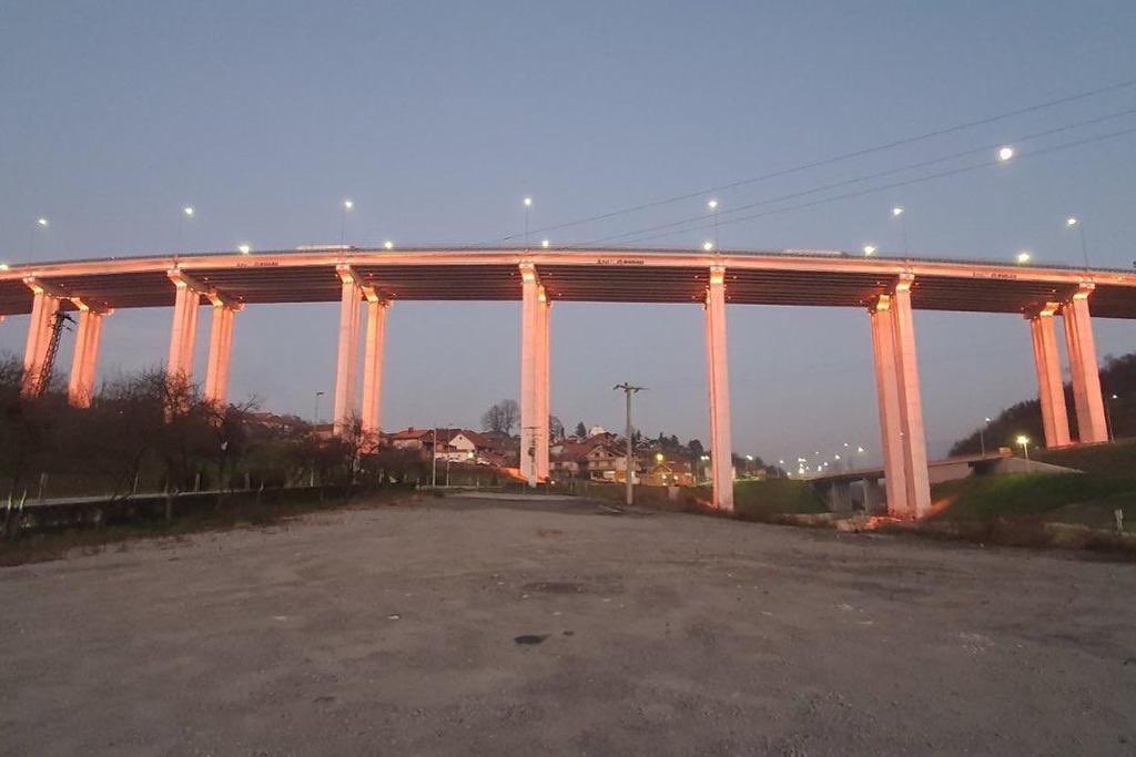 Aleksandar Antić (@aanticbg) on Twitter photo “Koridori Srbije” pridružili su se globalnoj kampanji “16 dana aktivizma protiv nasilja nad ženama”.
Most “Vrla” u Vladičinom Hanu i most na obilaznici Dimitrovgrad, osvetljeni su simolično u narandžasto, zvaničnu boju ove kampanje. “Koridori Srbije” pridružili su se globalnoj kampanji “16 dana aktivizma protiv nasilja nad ženama”.
Most “Vrla” u Vladičinom Hanu i most na obilaznici Dimitrovgrad, osvetljeni su simolično u narandžasto, zvaničnu boju ove kampanje.