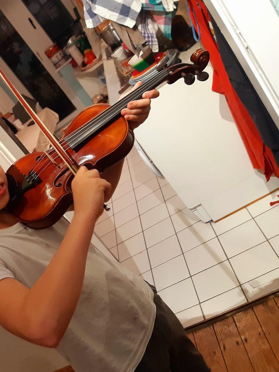 MrsStoffregen's tweet photo. Hier ist heute eine Bratsche eingezogen #musicalchild #proudmumofboys #youngclassX https://t.co/0oDfVI7zOR