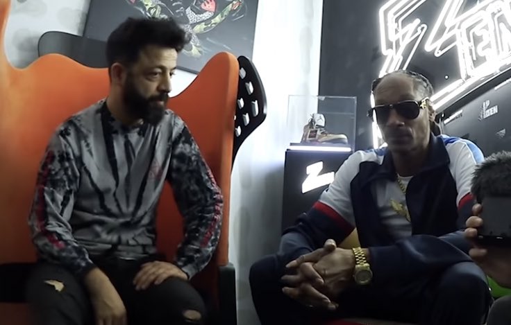 R: Yo Brother Snoop, what‘s diese Thanksgiving Manksgiving? 
S: Well you know you meet your family, you eat some turkey... 
R: Turkey? You mean Türkiye? Vallah good diese, you know Döner with Ayran? Yani in Germany we always say „auf Nacken“ für Interviews diese 
S: ???