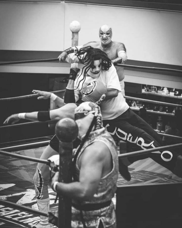 WrestlingColSoc's tweet photo. Hoy nuestro #TBT va dirigido a la lucha libre colombiana y uno de sus dignos representantes.💪

Hablamos del Cuervo Luchador Colombiano @cuervoluchadorc, quién este fin semana se enfrentará al Boricua mayor @SavioVega en Bogotá.😮😮😮

Qué viva la lucha libre colombiana 🇨🇴 💪💪💪 https://t.co/yPUB29CetL