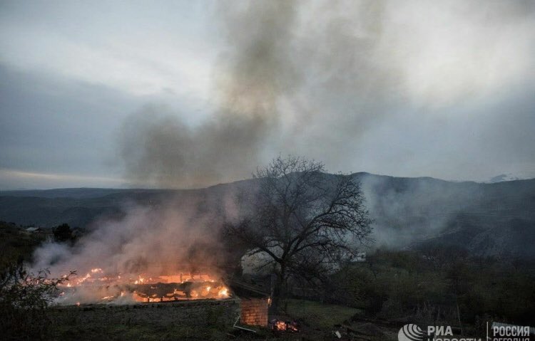 Armenians fire homes in Lachin before leaving it to Azerbaijan on 1st of December. Not their homes, but former homes of Azerbaijani people. #KarabakhNow #NagornoKarabakh #Lachin